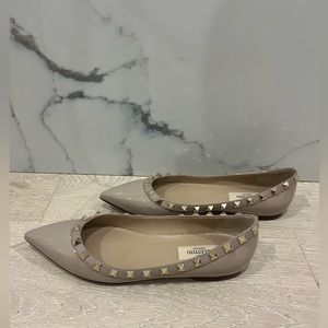 Valentino Patent rockstud ballet flat, size 36. Beige with Gold studs.